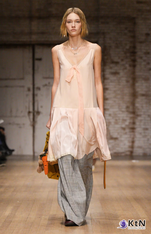 코치(Coach)가 2025 가을·겨울(FW25) 컬렉션을 통해 뉴욕의 거리에서 태어난 패션을 다시금 조명했다.  사진=Isidore Montag/Gorunway.com/Vogue Runway, K trendy NEWS DB ⓒ케이 트렌디뉴스 무단전재 및 수집, 재배포금지