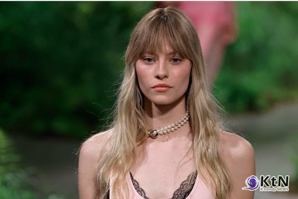 구찌의 크루즈 2025 컬렉션은 런던에 대한 헌사를 담은 사르노의 독창성과 비전을 보여주며, 앞으로의 행보에 대한 기대감을 한껏 높였다./사진= Gucci, K trendy NEWS DB ⓒ케이 트렌디뉴스 무단전재 및 수집, 재배포금지