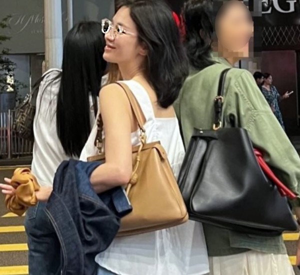 송혜교 이런 모습 처음?!...안경 쓴 청순 러블리 모습 공개…팬들 감탄 연발 사진=2024.8.10  SNS 갈무리 K trendy NEWS DB ⓒ케이 트렌디뉴스 무단전재 및 수집, 재배포금지