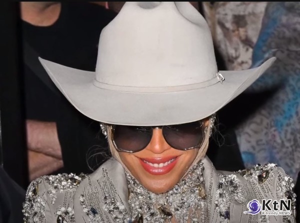 비욘세가 뉴욕 패션 위크에서 카우보이 모자를 쓰고 등장하면서 시작된 카우보이 모자의 재해석은 이제 패션계의 새로운 트렌드로 자리 잡았다./사진=유투브 갈무리, K trendy NEWS DB ⓒ케이 트렌디뉴스 무단전재 및 수집, 재배포금지