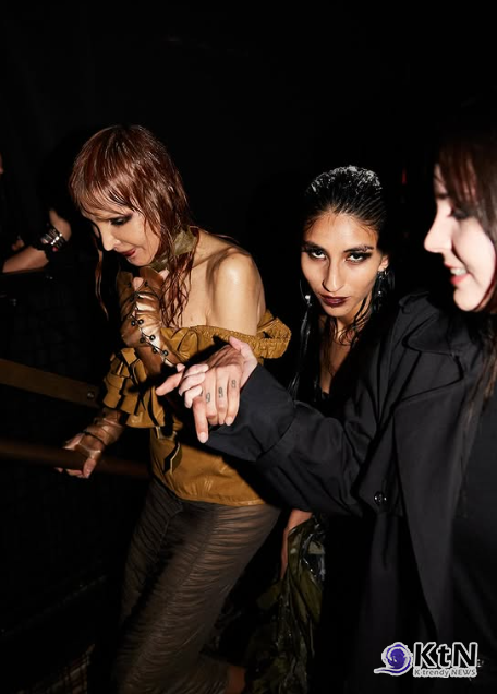 엘레나 벨레즈(Elena Velez)의 FW25 컬렉션, ‘YR006: LEECH’는 단순한 패션 쇼를 넘어, 현대 여성성을 둘러싼 이중적 서사를 해체하고 재구성하는 대담한 실험이었다.  사진=hypebeaststyle 인스타 갈무리, K trendy NEWS DB ⓒ케이 트렌디뉴스 무단전재 및 수집, 재배포금지