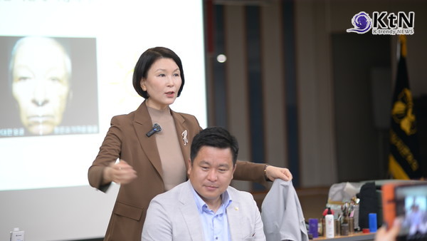 조미경 대표는 참가자들에게 자신의 피부 톤, 눈 색깔, 머리 색깔 등을 기준으로 퍼스널 컬러를 찾는 과정을 진행했다. /사진=K trendy NEWS DB ⓒ케이 트렌디뉴스 무단전재 및 수집, 재배포금지