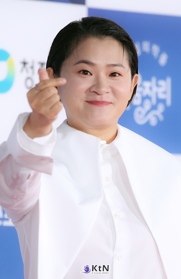 제 43회 청룡영화상에서 최우수감독상은 '박찬욱'감독에게 돌아갔으며, '김신영'이 대리수상했다. / 사진=K trendy NEWS. ⓒ케이 트렌디 뉴스 무단전재 및 수집, 재배포 금지