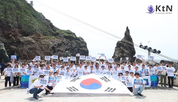 경기도의회 더불어민주당 독도 방문/사진=경기도의회 더불어민주당, K trendy NEWS ⓒ케이 트렌디뉴스 무단전재 및 수집, 재배포금지