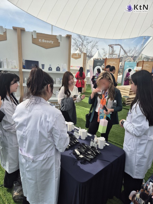 대구한의대 K-뷰티관, 조향 체험에서는 한국 전통 향과 현대적인 감각이 조화를 이루는 맞춤형 향수를 제작하는 프로그램을 운영 /사진=K trendy NEWS DB ⓒ케이 트렌디뉴스 무단전재 및 수집, 재배포금지