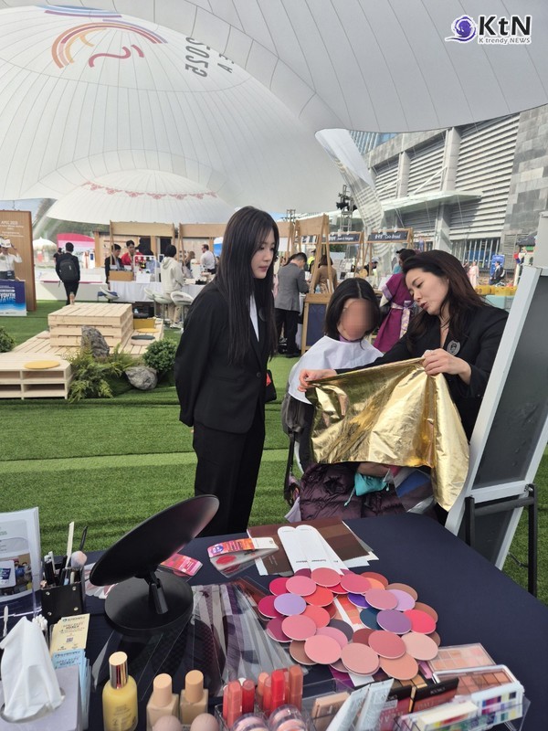 대구한의대 K-뷰티관에서  홍지민 K-뷰티특성화사업단 운영담당자는 비교과 프로그램을 통해 퍼스널컬러 진단 민간자격증을 취득한 대구한의대 K-뷰티비즈니스학과 학생들과 직접 참가자들의 피부 톤과 어울리는 컬러를 분석하고 있다./사진=K trendy NEWS DB ⓒ케이 트렌디뉴스 무단전재 및 수집, 재배포금지