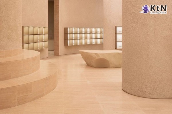 APL, 뉴욕,  질감이 있는 석고 벽과 석회화 바닥부터 아노다이징 알루미늄 선반까지 공간 전체에 부드러운 샴페인 컬러를 사용하여 평온하고 차분한 느낌을 연출한 스니커즈 브랜드. 사진=APL, WGSN, K trendy NEW ⓒ케이 트렌디뉴스 무단전재 및 수집, 재배포금지