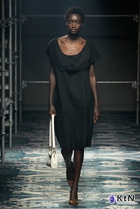 "더 이상 오피스 코스프레는 없다" – 성숙함을 입는 방식에 대한 탐구 프라다(Prada) FW25 컬렉션.  사진=Umberto Fratini/Gorunway.com,  K trendy NEWS DB ⓒ케이 트렌디뉴스 무단전재 및 수집, 재배포금지