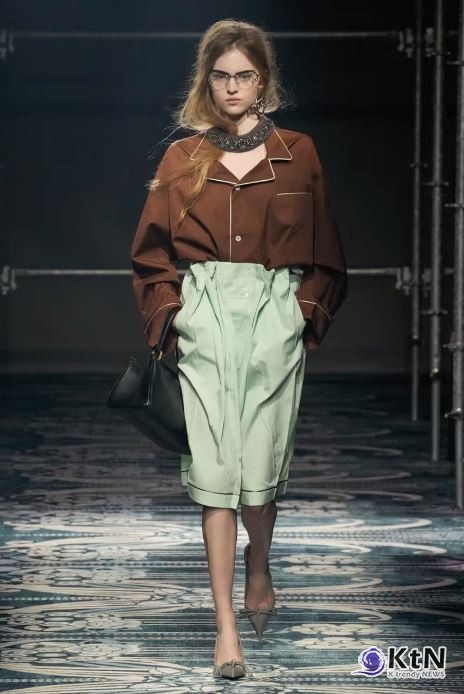"더 이상 오피스 코스프레는 없다" – 성숙함을 입는 방식에 대한 탐구 프라다(Prada) FW25 컬렉션.  사진=Umberto Fratini/Gorunway.com,  K trendy NEWS DB ⓒ케이 트렌디뉴스 무단전재 및 수집, 재배포금지