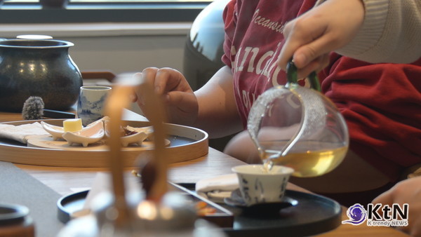 차 한 잔을 마시는 행위는 단순한 기호를 넘어선다. [온넬: ONNEL] 사진=K trendy NEWS DB ⓒ케이 트렌디뉴스 무단전재 및 수집, 재배포금지