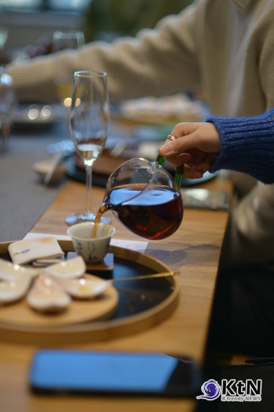 차 한 잔에는 시간과 자연, 그리고 인간의 손길이 녹아 있다. [온넬: ONNEL] 사진=K trendy NEWS DB ⓒ케이 트렌디뉴스 무단전재 및 수집, 재배포금지