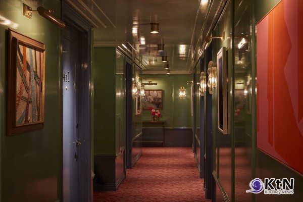 런던의 번화가, 소호 중심부에 새롭게 문을 연 브로드윅 소호 호텔이 새로운 문화 명소로 주목받고 있다. 이 호텔은 마틴 브루드니츠키의 창의적인 디자인 아래 런던의 매력을 극대화한 공간으로 재탄생했다./ 사진= James McDonald, K trendy NEWS DB ⓒ케이트렌디뉴스 무단전재 및 수집, 재배포금지