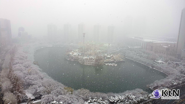 서울 동남·동북권 대설주의보 발효… 최대 7㎝ 적설 예상 사진=2025 03.04  작가= 김미순 잠실 롯데월드 K trendy NEWS DB ⓒ케이 트렌디뉴스 무단전재 및 수집, 재배포금지