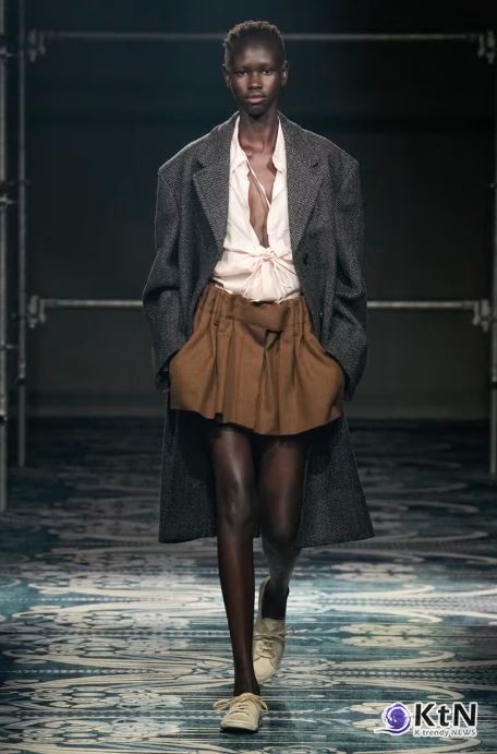 "더 이상 오피스 코스프레는 없다" – 성숙함을 입는 방식에 대한 탐구 프라다(Prada) FW25 컬렉션.  사진=Umberto Fratini/Gorunway.com,  K trendy NEWS DB ⓒ케이 트렌디뉴스 무단전재 및 수집, 재배포금지