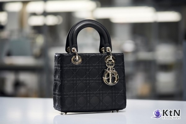 디올, 새로운 레이디 디올 백 공개…플랫 까나쥬로 재해석된 시그니처 사진=2024 12.18 디올  K trendy NEWS DB ⓒ케이 트렌디뉴스 무단전재 및 수집, 재배포금지