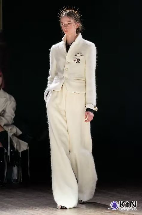 Glitter, Balloons, and Another Champion Collab at UNDERCOVER FW25. 사진= Daniele Oberrauch/Gorunway.com,  K trendy NEWS DB ⓒ케이 트렌디뉴스 무단전재 및 수집, 재배포금지