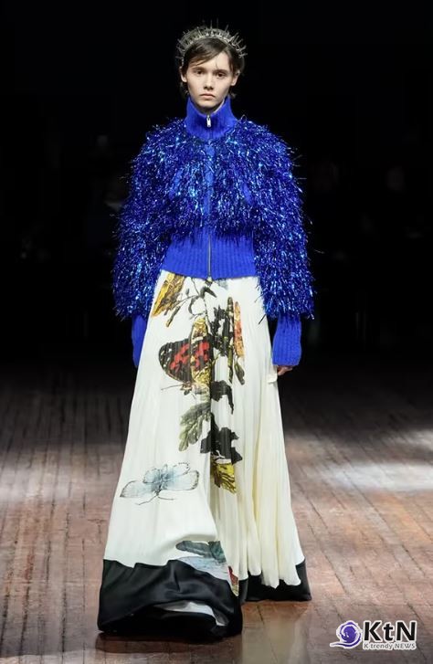 Glitter, Balloons, and Another Champion Collab at UNDERCOVER FW25. 사진= Daniele Oberrauch/Gorunway.com,  K trendy NEWS DB ⓒ케이 트렌디뉴스 무단전재 및 수집, 재배포금지