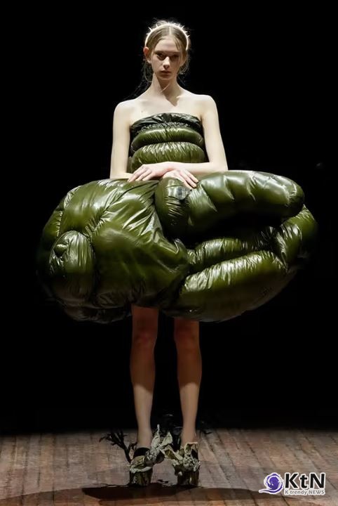 Glitter, Balloons, and Another Champion Collab at UNDERCOVER FW25. 사진= Daniele Oberrauch/Gorunway.com,  K trendy NEWS DB ⓒ케이 트렌디뉴스 무단전재 및 수집, 재배포금지