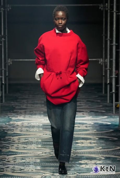 "더 이상 오피스 코스프레는 없다" – 성숙함을 입는 방식에 대한 탐구 프라다(Prada) FW25 컬렉션.  사진=Umberto Fratini/Gorunway.com,  K trendy NEWS DB ⓒ케이 트렌디뉴스 무단전재 및 수집, 재배포금지