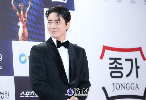 제44회 청룡영화상 레드카펫에 배우 '이준혁'이 특유의 사랑스러운 미소와 함께 인사를 전하고 있다. / 사진= K trendy NEWS. ⓒ케이 트렌디 뉴스 무단전재 및 수집, 재배포 금지