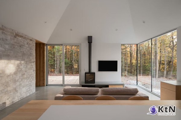 캐나다 퀘벡의 숲 속에 자리 잡은 ‘세레나이트(Selenite)’ 캐빈은 단순한 휴양 공간을 넘어, 현대적 웰빙과 지속 가능한 건축의 완벽한 융합을 보여주는 독창적인 사례다.  사진=Raphaël Thibodeau, K trendy NEWS DB ⓒ케이 트렌디뉴스 무단전재 및 수집, 재배포금지