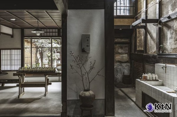 [KtN 임민정기자] Le Labo가 일본 교토에 위치한 145년 된 전통 목조 주택, 마치야(Machiya)를 재해석하여 새로운 플래그십 스토어를 열었다. /사진= Le Labo, K trendy NEWS DB ⓒ케이 트렌디뉴스 무단전재 및 수집, 재배포금지