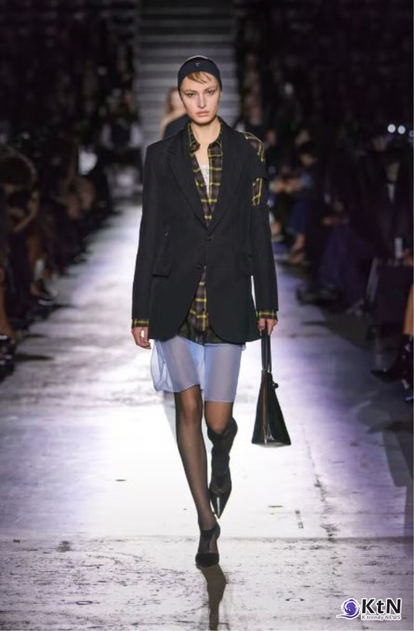 코페르니 FW25가 선보인 ‘게이머 뷰티’ 트렌드.  사진=Coperni,  K trendy NEWS DB ⓒ케이 트렌디뉴스 무단전재 및 수집, 재배포금지