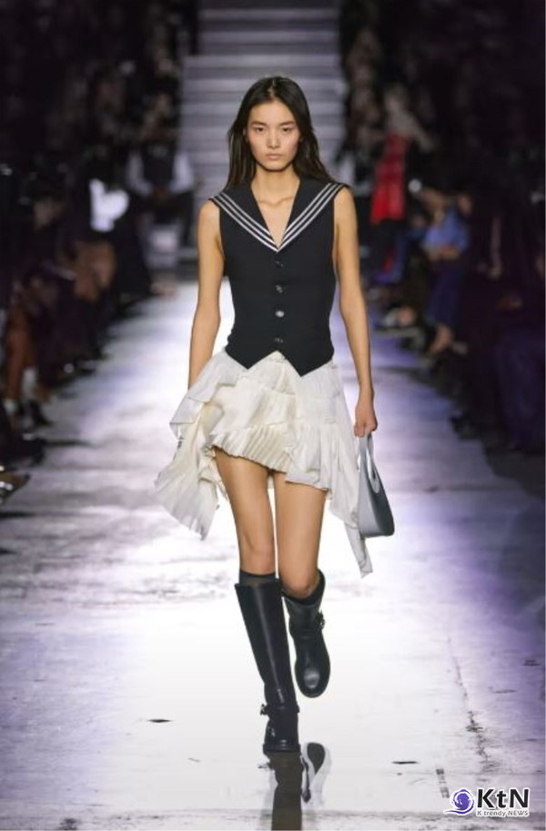 코페르니 FW25가 선보인 ‘게이머 뷰티’ 트렌드.  사진=Coperni,  K trendy NEWS DB ⓒ케이 트렌디뉴스 무단전재 및 수집, 재배포금지