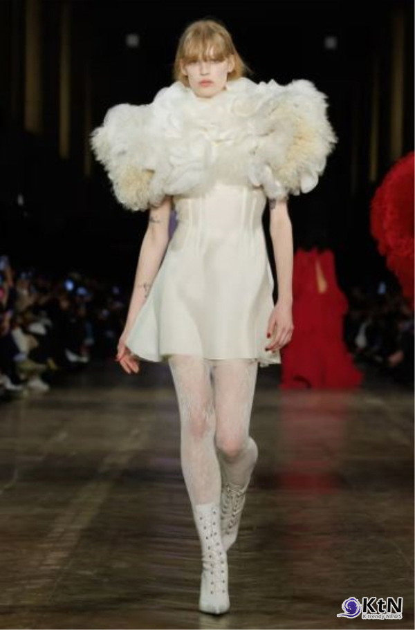 맥퀸 FW25: 데카당트 댄디즘의 부활. 사진=McQueen,  K trendy NEWS DB ⓒ케이 트렌디뉴스 무단전재 및 수집, 재배포금지