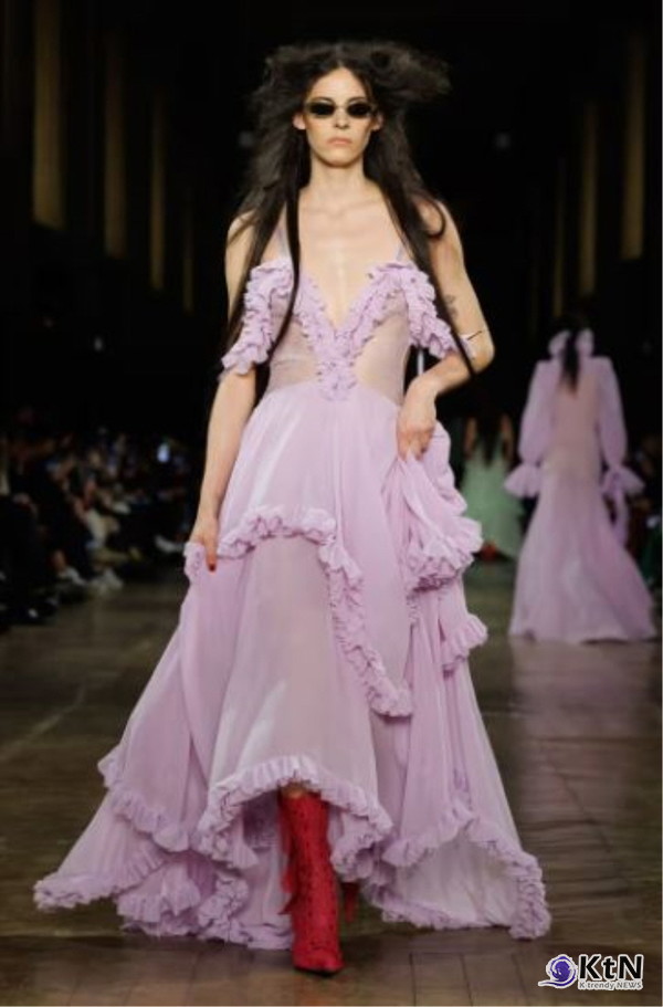 맥퀸 FW25: 데카당트 댄디즘의 부활. 사진=McQueen,  K trendy NEWS DB ⓒ케이 트렌디뉴스 무단전재 및 수집, 재배포금지