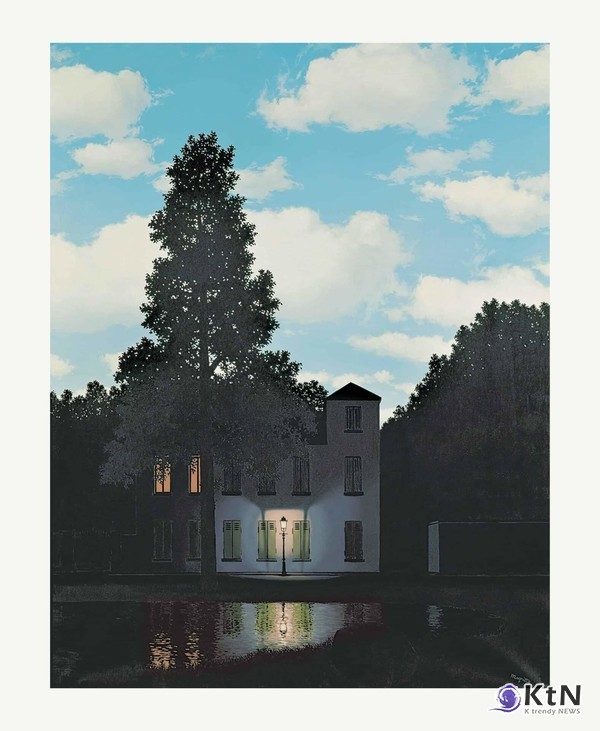 르네 마그리트의 빛의 제국(The Empire of Lights.1954)이었다. 뉴욕 크리스티 경매에서 1억 2,100만 달러라는 역대급 가격에 낙찰됐다. 사진=magritte.com, K trendy NEWS DB ⓒ케이 트렌디뉴스 무단전재 및 수집, 재배포금지