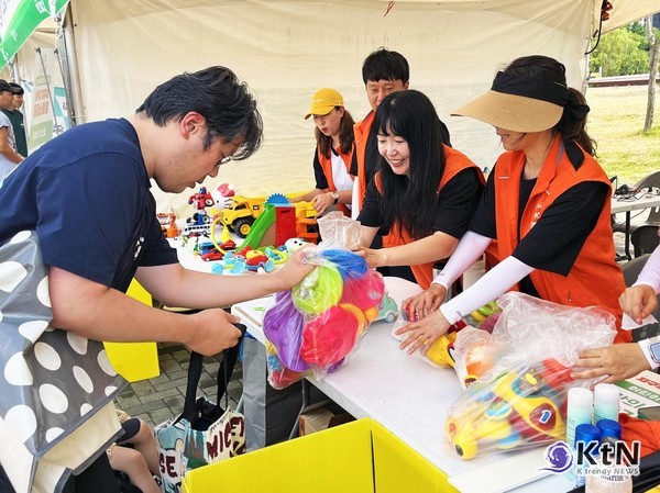 ‘지구를 지키는 토이스토리’ 활동에 시민이 참여해 헌 장난감을 기부하는 모습. 사진=중앙그룹, K trendy NEWS DB ⓒ케이 트렌디뉴스 무단전재 및 수집, 재배포금지