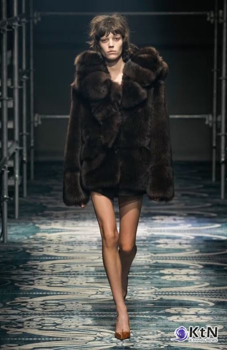 "더 이상 오피스 코스프레는 없다" – 성숙함을 입는 방식에 대한 탐구 프라다(Prada) FW25 컬렉션.  사진=Umberto Fratini/Gorunway.com,  K trendy NEWS DB ⓒ케이 트렌디뉴스 무단전재 및 수집, 재배포금지