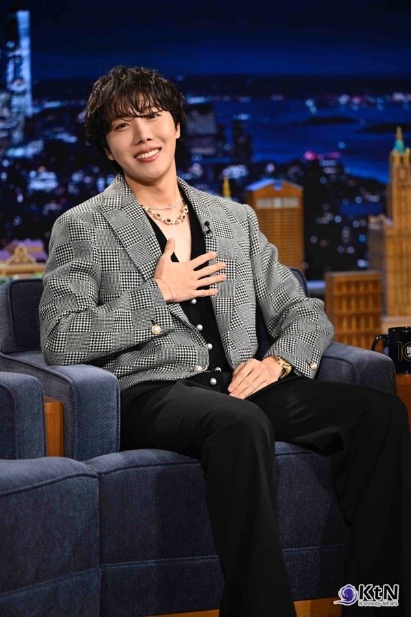 전 세계 희망의 꽃 피운 BTS 제이홉, 지미 팰런 쇼 출연…"나의 영감은 아미" 사진=2025 03.11 빅히트 뮤직  (사진=Todd Owyoung/NBC 제공)   K trendy NEWS DB ⓒ케이 트렌디뉴스 무단전재 및 수집, 재배포금지