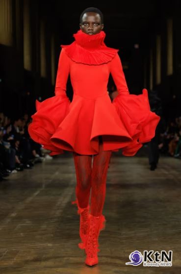 맥퀸 FW25: 데카당트 댄디즘의 부활. 사진=McQueen,  K trendy NEWS DB ⓒ케이 트렌디뉴스 무단전재 및 수집, 재배포금지