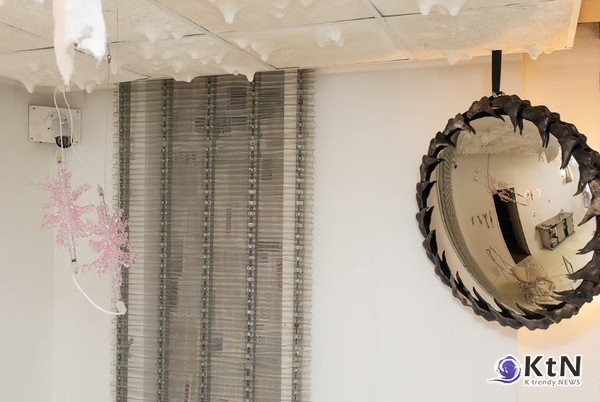 The Person Who Seems to Live in the Carpet Room: 절제와 감각적 대조.  사진=Antoine Grenez, K trendy NEWS DB ⓒ케이 트렌디뉴스 무단전재 및 수집, 재배포금지
