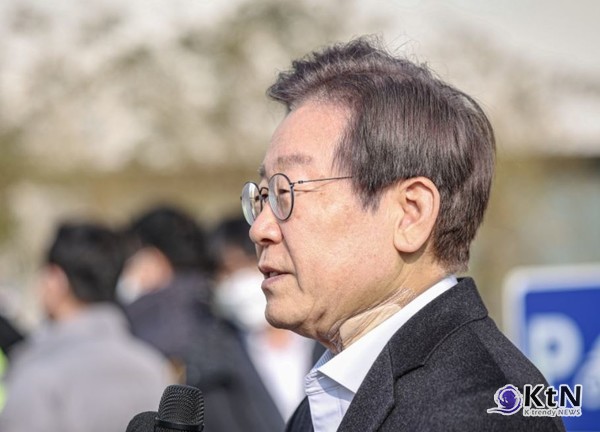 이재명 대표에 대한 정치 테러 사건과 관련하여, 경찰의 수사 결과 발표가 논란의 중심에 섰다. /사진=더불어민주당, K trendy NEWS DB ⓒ케이 트렌디뉴스 무단전재 및 수집, 재배포금지