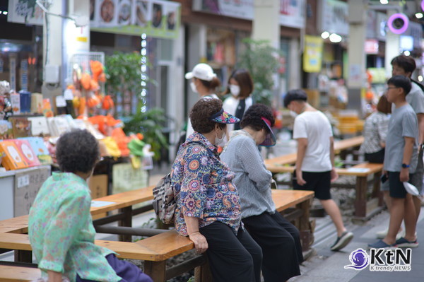 고령인구 비중 역시 급증하여, 2025년에는 20%, 2050년에는 40%를 넘어설 것으로 보인다. 이러한 고령화는 저출산과 함께 경제에 두 가지 주요한 영향을 미친다./사진=K trendy NEWS DB ⓒ케이 트렌디뉴스 무단전재 및 수집, 재배포금지
