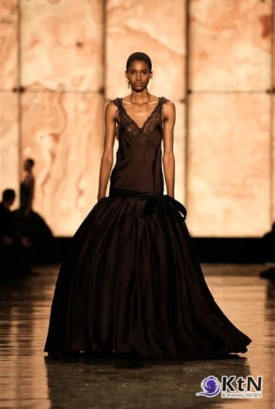 생 로랑이 제시한 2025년 럭셔리 패션의 방향성. 사진=Alessandro Lucioni/Gorunway.com, K trendy NEWS DB ⓒ케이 트렌디뉴스 무단전재 및 수집, 재배포금지