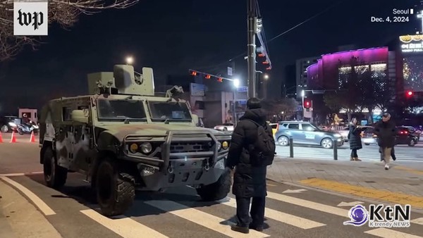"주말 핫팩·내복 필수" 체감 최저 -10도…충청·전라엔 비·눈 [날씨] 사진=2024 12.13  워싱턴 포스트 지난 12월3일 윤석열 대통령 비상계엄 사태에 계엄군 탱크를 가로 막으며 시위 했던 청년 모습 (출처= 워싱턴 포스트K trendy NEWS DB ⓒ케이 트렌디뉴스 무단전재 및 수집, 재배포금지