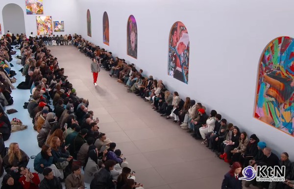 로에베와 호킨스의 협업은 패션과 미술의 경계를 허무는 새로운 시도로 평가받고 있다. /사진=유투브 갈무리, K trendy NEWS DB ⓒ케이 트렌디뉴스 무단전재 및 수집, 재배포금지