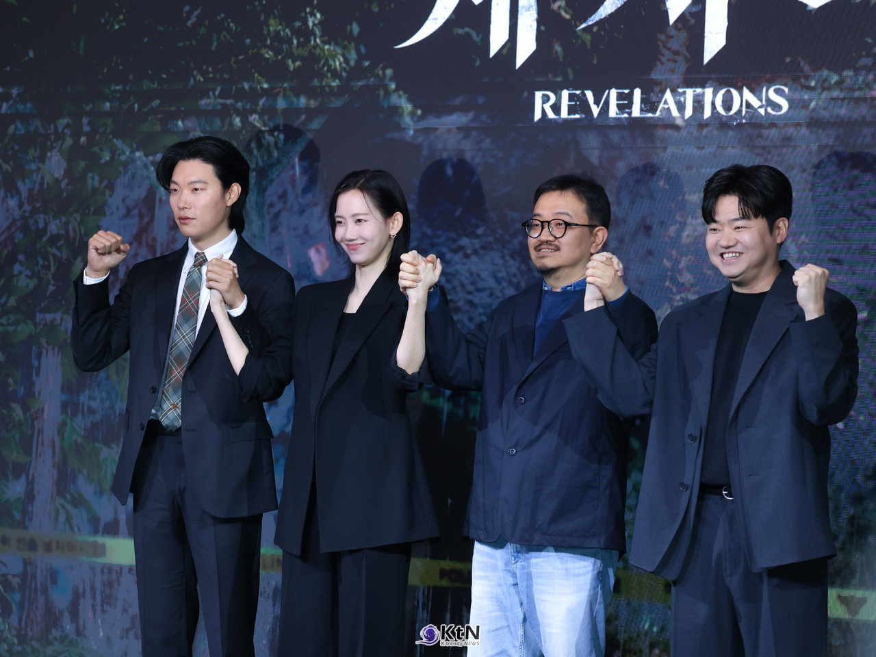 배우 류준열, 신현빈, 신민재, 연상호 감독이 넷플릭스 영화 '계시록' 제작발표회에 참석해 포즈를 취하고 있다. / 사진=K trendy NEWS DB ⓒ케이 트렌디뉴스 무단전재 및 수집, 재배포금지.