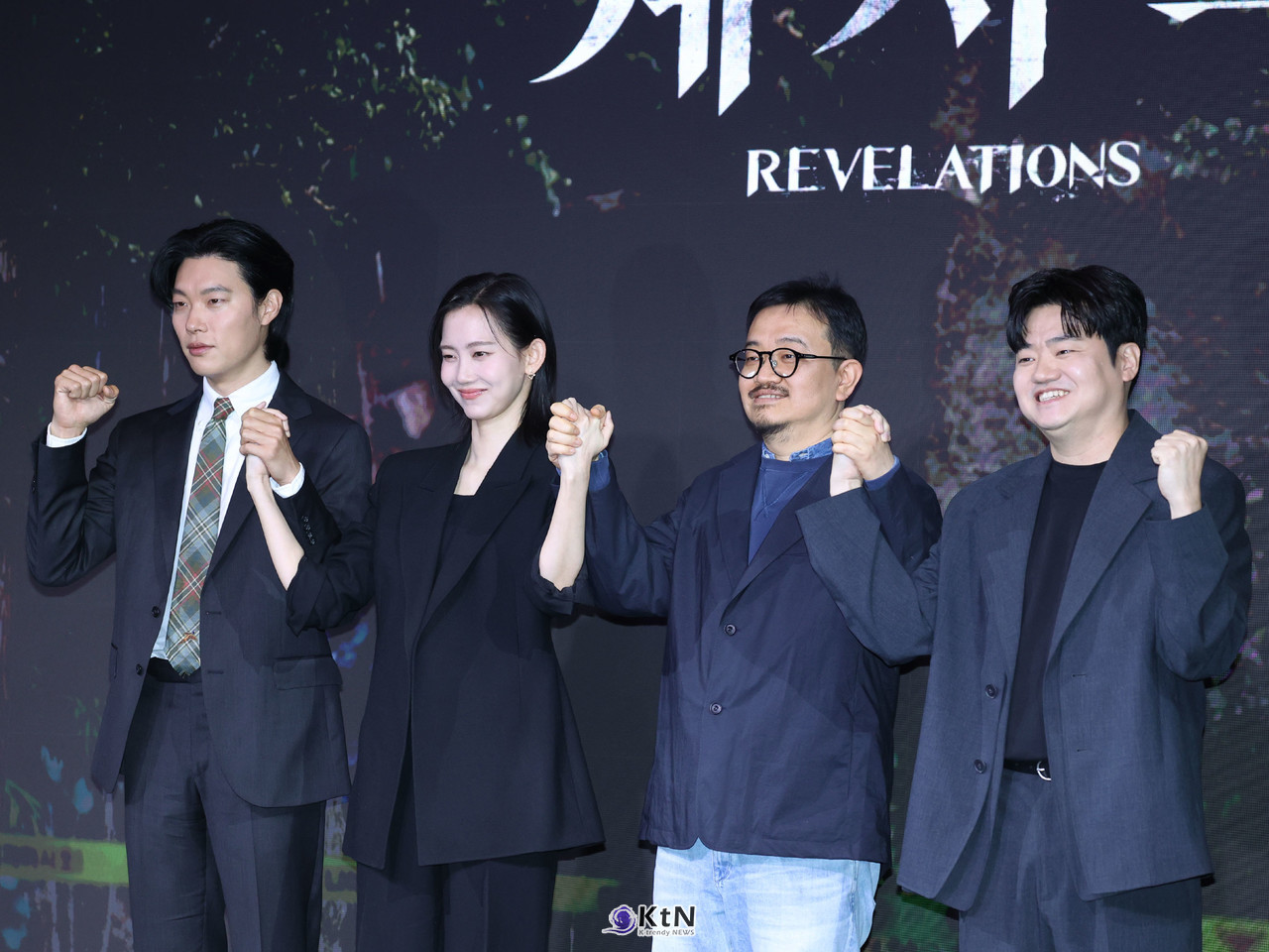 배우 류준열, 신현빈, 신민재, 연상호 감독이 넷플릭스 영화 '계시록' 제작발표회에 참석해 포즈를 취하고 있다. / 사진=K trendy NEWS DB ⓒ케이 트렌디뉴스 무단전재 및 수집, 재배포금지.