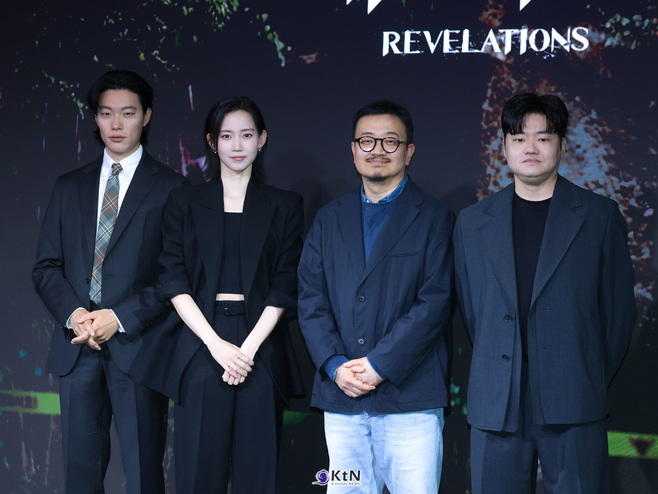 배우 류준열, 신현빈, 신민재, 연상호 감독이 넷플릭스 영화 '계시록' 제작발표회에 참석해 포즈를 취하고 있다. / 사진=K trendy NEWS DB ⓒ케이 트렌디뉴스 무단전재 및 수집, 재배포금지.