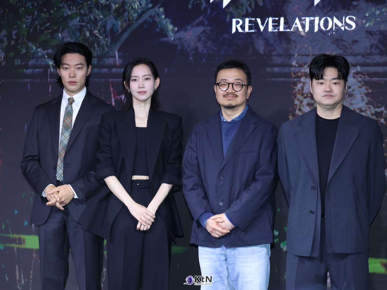 배우 류준열, 신현빈, 신민재, 연상호 감독이 넷플릭스 영화 '계시록' 제작발표회에 참석해 포즈를 취하고 있다. / 사진=K trendy NEWS DB ⓒ케이 트렌디뉴스 무단전재 및 수집, 재배포금지.