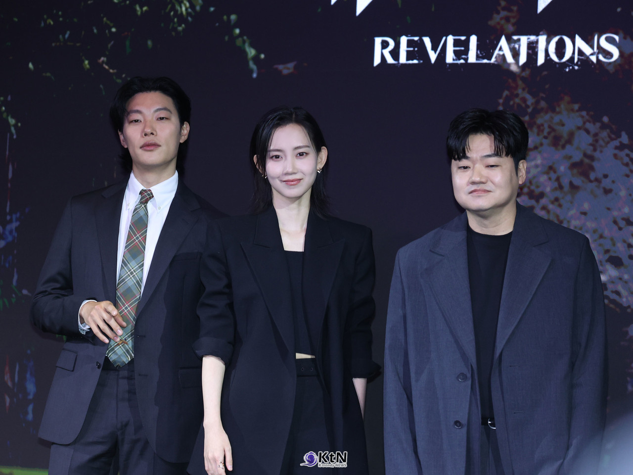 배우 류준열, 신현빈, 신민재가 넷플릭스 영화 '계시록' 제작발표회에 참석해 포즈를 취하고 있다. / 사진=K trendy NEWS DB ⓒ케이 트렌디뉴스 무단전재 및 수집, 재배포금지.