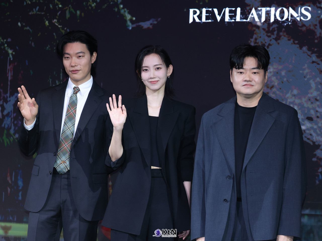 배우 류준열, 신현빈, 신민재가 넷플릭스 영화 '계시록' 제작발표회에 참석해 포즈를 취하고 있다. / 사진=K trendy NEWS DB ⓒ케이 트렌디뉴스 무단전재 및 수집, 재배포금지.