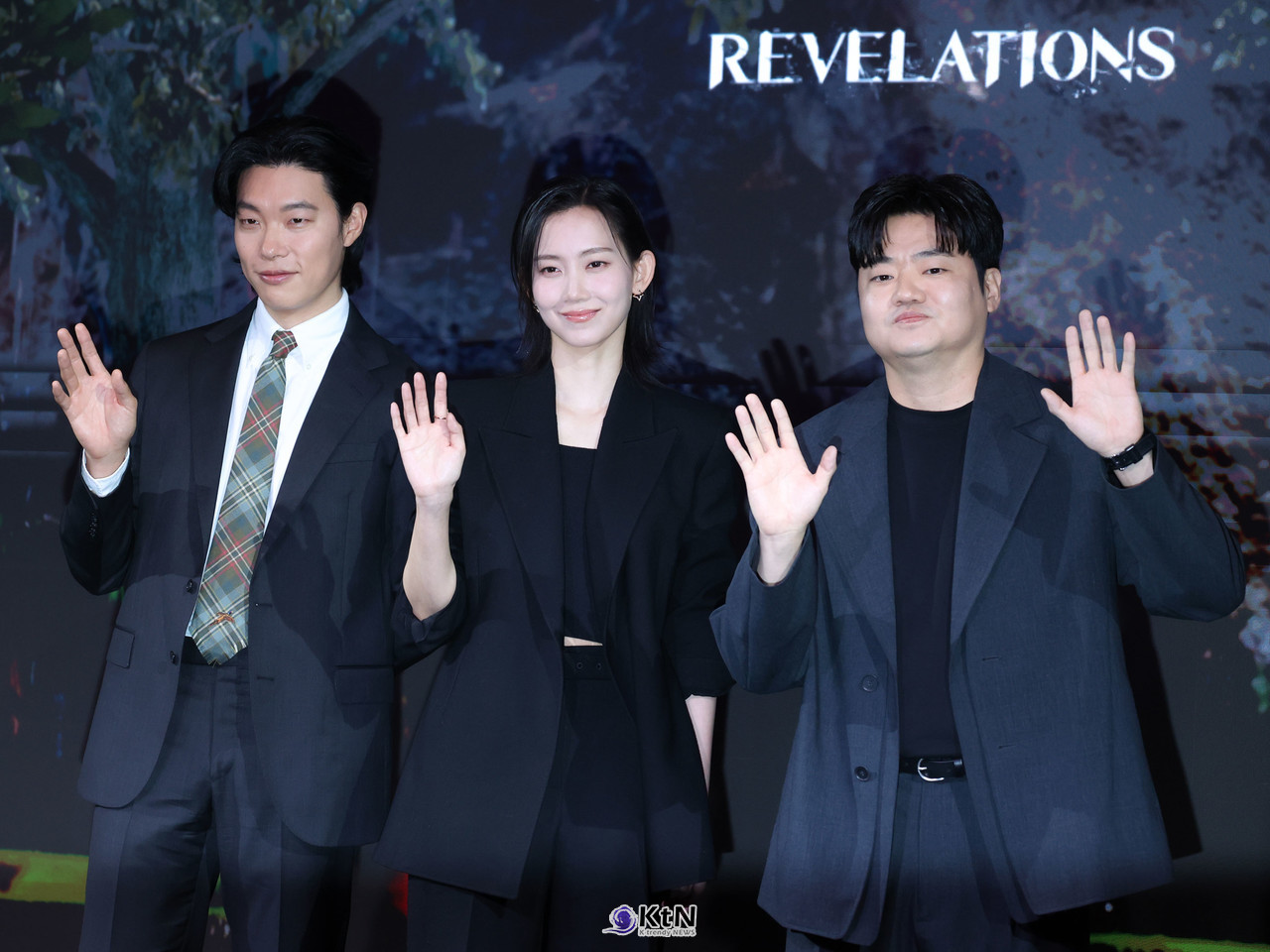 배우 류준열, 신현빈, 신민재가 넷플릭스 영화 '계시록' 제작발표회에 참석해 포즈를 취하고 있다. / 사진=K trendy NEWS DB ⓒ케이 트렌디뉴스 무단전재 및 수집, 재배포금지.