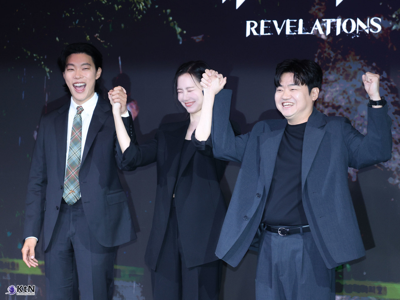 배우 류준열, 신현빈, 신민재가 넷플릭스 영화 '계시록' 제작발표회에 참석해 포즈를 취하고 있다. / 사진=K trendy NEWS DB ⓒ케이 트렌디뉴스 무단전재 및 수집, 재배포금지.