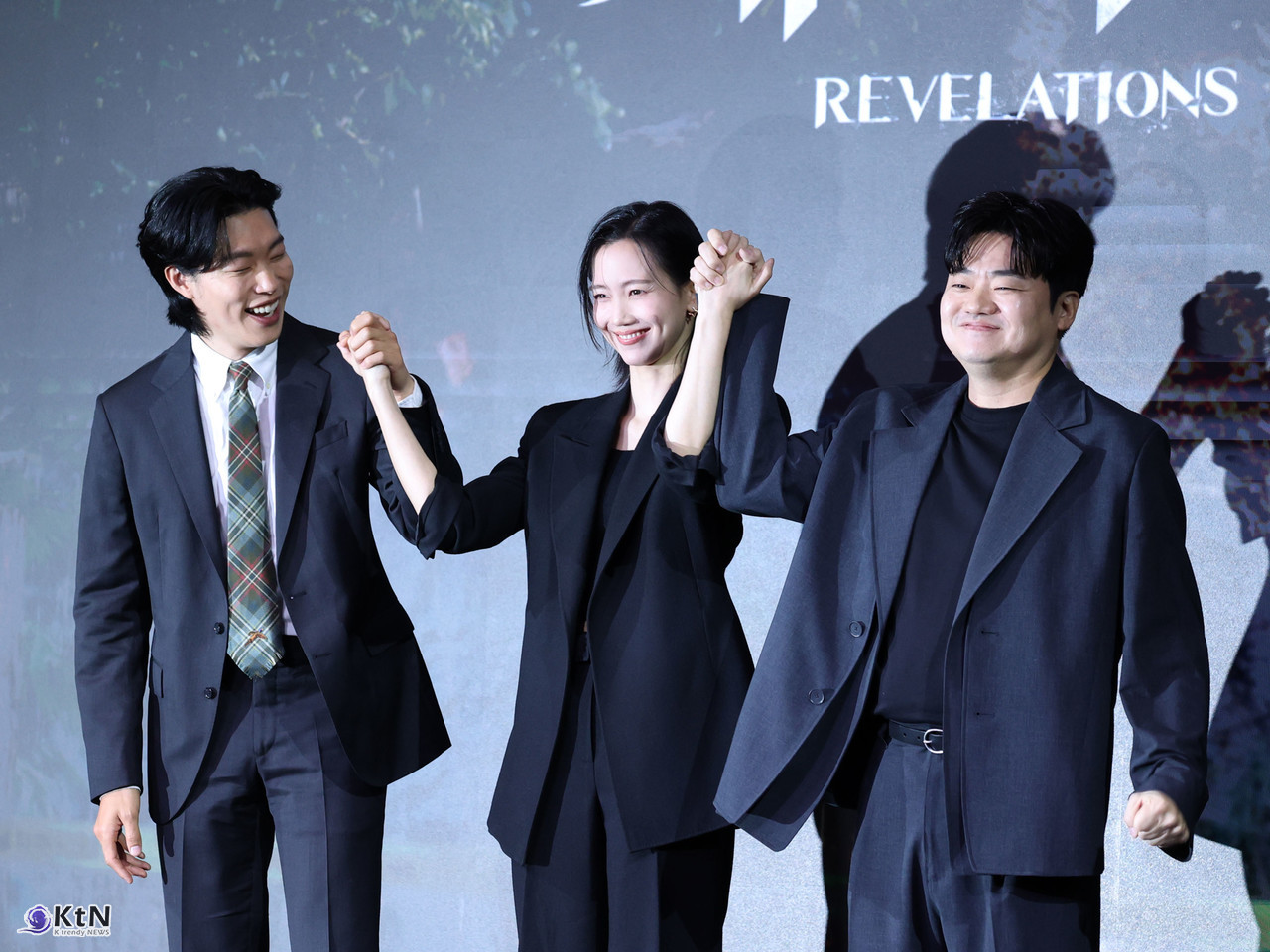 배우 류준열, 신현빈, 신민재가 넷플릭스 영화 '계시록' 제작발표회에 참석해 포즈를 취하고 있다. / 사진=K trendy NEWS DB ⓒ케이 트렌디뉴스 무단전재 및 수집, 재배포금지.